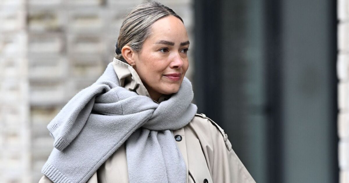 Neither Black Nor Camel: This "Healthy Glow Effect" Trench Is the Most Chic and Flattering for Complexion After 45