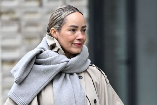 Neither Black Nor Camel: This "Healthy Glow Effect" Trench Is the Most Chic and Flattering for Complexion After 45