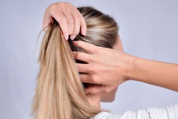 No Hair Tie on Hand? A Hairdresser's Trick to Tie Your Hair in Seconds... With Nothing at All