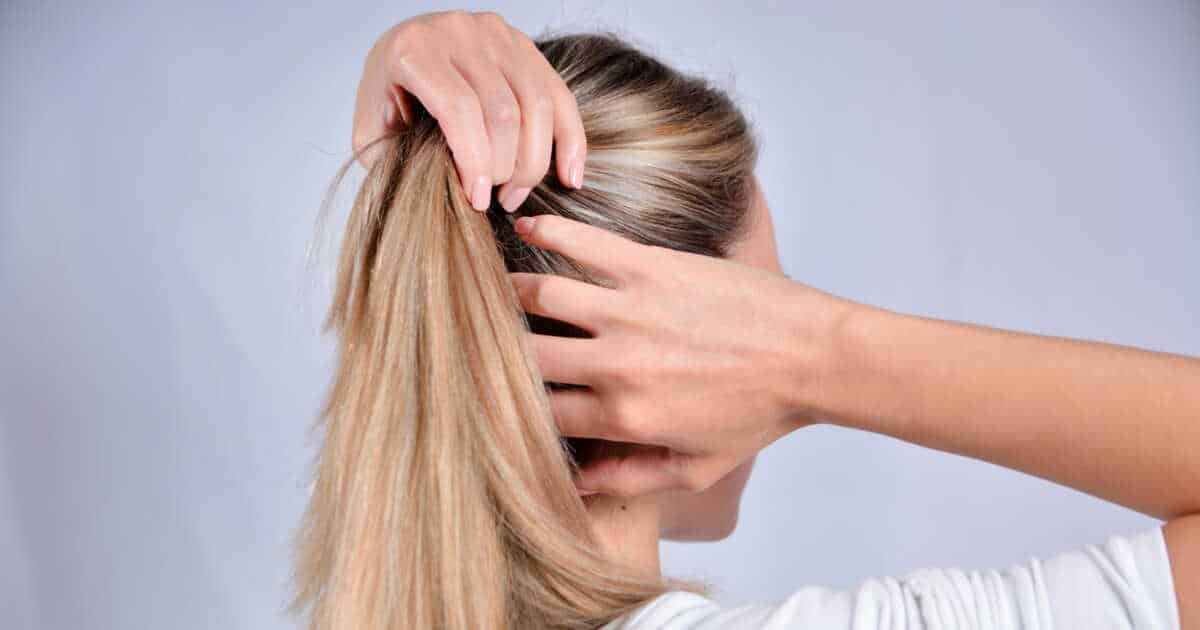 No Hair Tie on Hand? A Hairdresser's Trick to Tie Your Hair in Seconds... With Nothing at All
