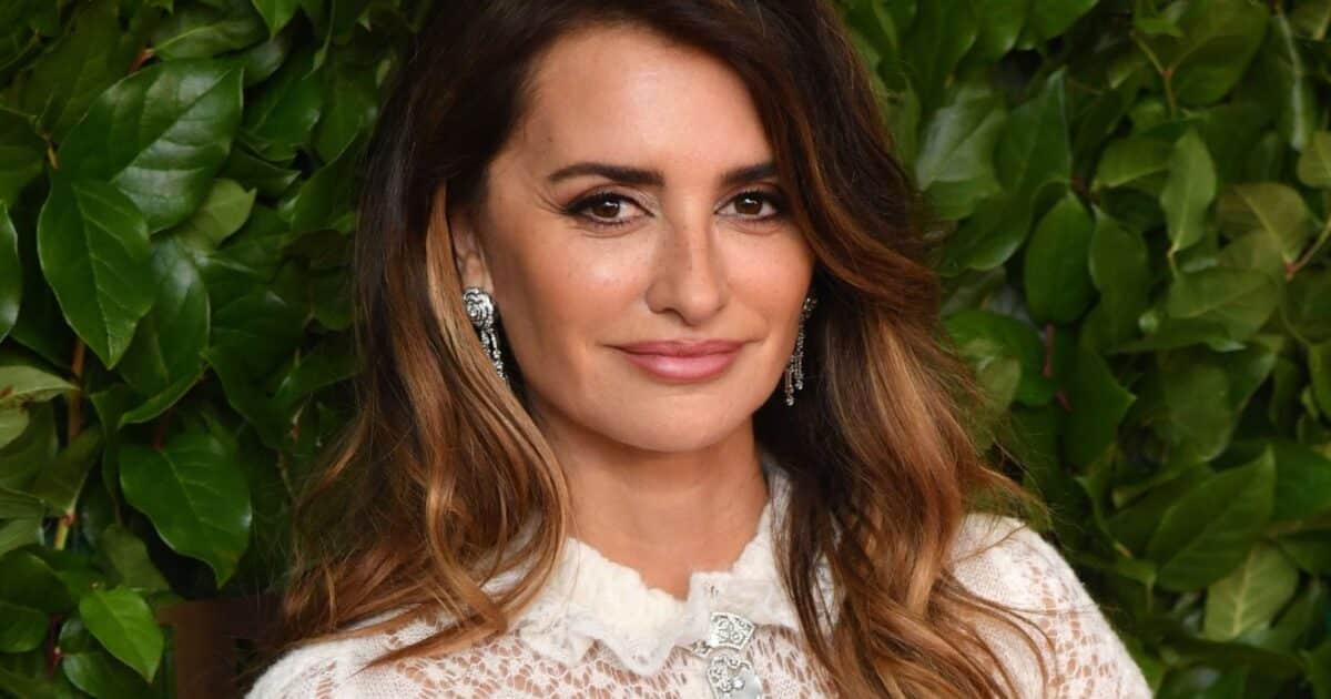 Penélope Cruz Adopts the Ideal Hair Color to Rejuvenate the Face and Hide Gray Hair After 50