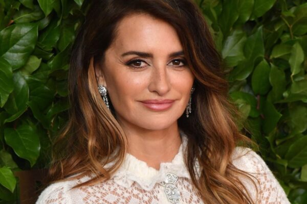 Penélope Cruz Adopts the Ideal Hair Color to Rejuvenate the Face and Hide Gray Hair After 50