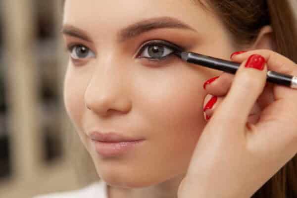 Smoky eye on mature skin or drooping eyelids: a makeup artist's foolproof trick to enhance the gaze