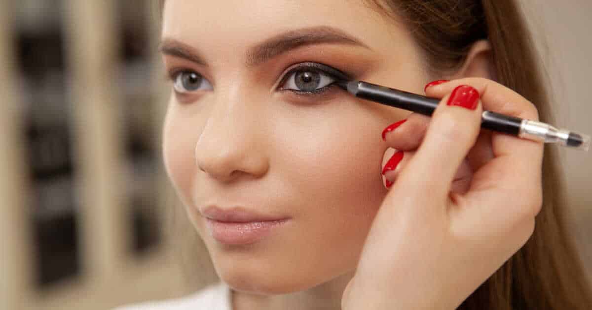 Smoky eye on mature skin or drooping eyelids: a makeup artist's foolproof trick to enhance the gaze